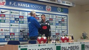 F.C. Hansa Rostock: Andreas Bergmann (links) im Gespräch mit Regensburgs Trainer Thomas Stratos – Foto: SPORT4Final