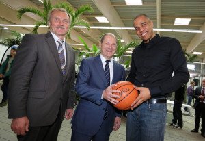 Heiner Baumgarten (Geschaeftsfuehrer igs), Olaf Scholz (Erster Bürgermeister Hamburg), Marvin Willoughby (Sportliche Leitung Hamburg Towers und Geschäftsführer InselAkademie) -  copyright: Henning Angerer