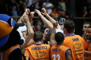 Mit Zusammenhalt wollen die Wölfe auch am Mittwoch in Trier einen Sieg einfahren. - Foto: Mitteldeutscher Basketball Club
