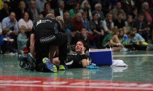 Anne Müller verletzt sich in Buxtehude schwer am Knie und fällt nun lange aus - Foto: Sebastian Brauner