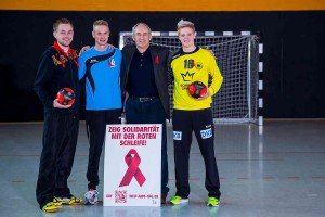 Bundestrainer Heine Jensen, Kampagnen-Botschafter Denis, DHB-Präsident Bernhard Bauer und Kapitänin Clara Woltering - Foto: DHB/BZgA/Sascha Klahn
