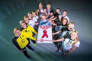 Frauen-Nationalmannschaft mit Kampagnen-Botschafter Denis - Foto: DHB/BZgA/Sascha Klahn