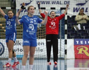 Tolle Leistung des ganzen Teams - Kapitänin Karo Kudlacz, Isi Rösike und Nicole Roth zeigten wie alle viel Emotion im Spiel - Foto: Sebastian Brauner