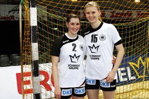 Marlene Zapf und Kim Naidzinavicius - Deutschland vs. Schweden 28:27 - Foto: Ralf Kardes