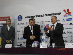 Handball-WM 2013 Serbien: Dr. Hassan Moustafa (re.) auf der Abschluss-Pressekonferenz am 22.12.2013 - Foto: SPORT4Final