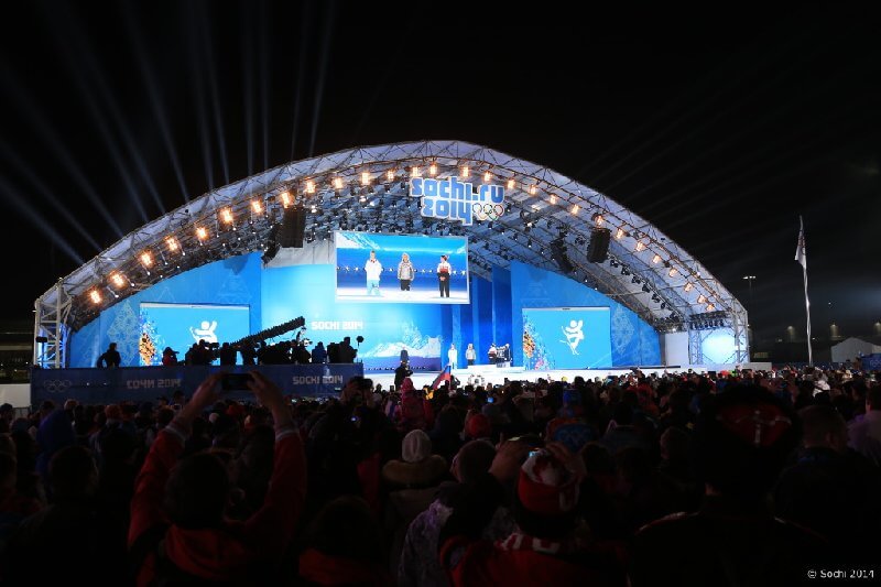 Sochi 2014 Olympic Winter Games - "Medaillenplatz" für die Siegerehrungen im Schatten des Olympischen Feuers - Foto: Sochi 2014 Olympic Winter Games