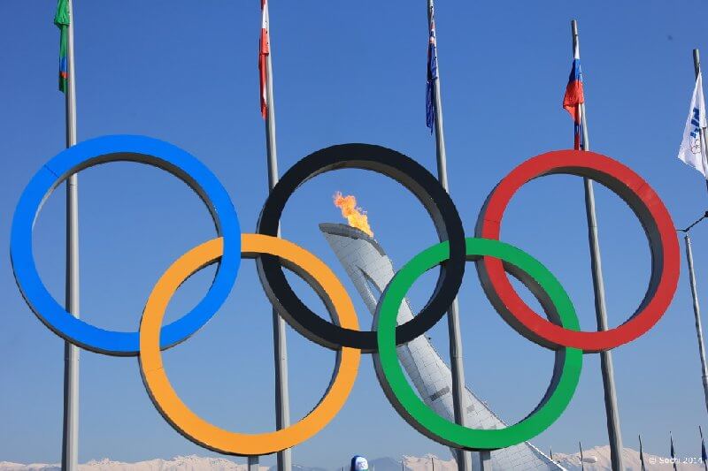 Sotchi 2014 - Die Olympische Flamme und die Olympischen Ringe - Foto: Sochi 2014 Olympic Winter Games