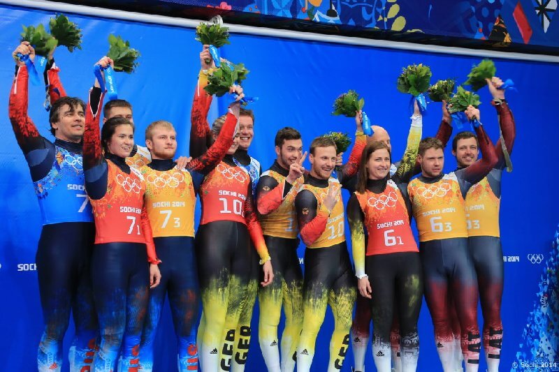Sotchi 2014: Rennschlitten Teamstaffel - Siegerehrung mit Silbermedaillengewinner Russland mit Albert Demtchenko, Tatjana Ivanova, Alexander Denisjev und Vladislav Antonov, Goldmedaillengewinner Deutschland mit Natalie Geisenberger, Felix Loch, Tobias Wendl und Tobias Arlt und Bronzemedaillengewinner Lettland mit Eliza Tiruma, Martins Rubenis, Juris Sics und Andris Sics - Foto: Sochi 2014 Olympic Winter Games