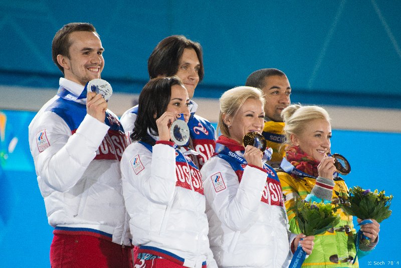 Sotchi 2014: Eiskunstlaufen - Paare - Siegerehrung mit Tatjana WOLOSOSCHAR, Maxim TRANKOV, Xsenia STOLBOVA, Fedor KLIMOV (RUS), Aljona SAVCHENKO, Robin SZOLKOWY (GER) - Foto: Sochi 2014 Olympic Winter Games