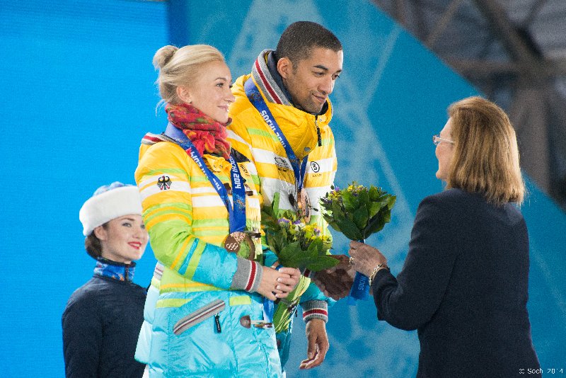Sotchi 2014: Eiskunstlaufen - Kür der Paare - Siegerehrung mit Aljona SAVCHENKO, Robin SZOLKOWY (GER) - Foto: Sochi 2014 Olympic Winter Games