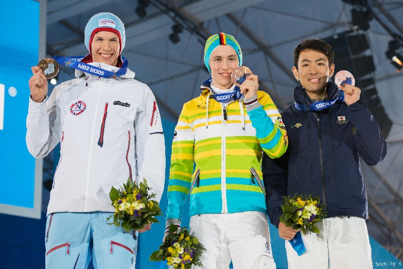 Sotchi 2014: Nordische Kombination - Siegerehrung mit Magnus Krog (NOR), Erik Frenzel (GER), Akito Watabe (JAP - v.l.) - Foto: Sochi 2014 Olympic Winter Games