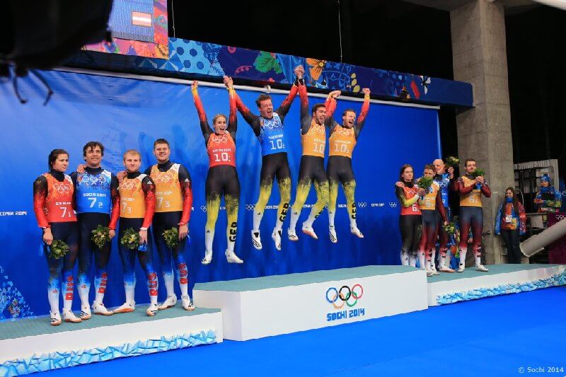 Sotchi 2014: Rennschlitten Team-Staffel - Die deutsche Mannschaft im Freudensprung - Foto: Sochi 2014 Olympic Winter Games