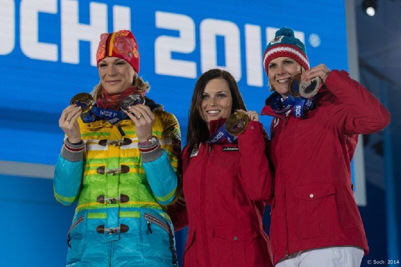 Sotchi 2014: Super-G Frauen Siegerehrung - Maria HÖFL-RIESCH (GER), Anna FENNINGER (AUT), Nicole HOSP (AUT) - Foto: Sochi 2014 Olympic Winter Games
