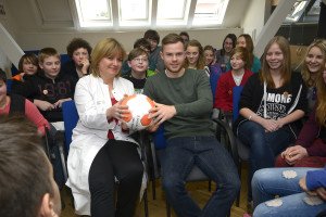 Weltkrebstag: Tobias Müller (Dynamo Dresden) besucht Universitäts-KrebsCentrum Dresden - Foto: Uniklinikum Dresden/Gabriele Bellmann