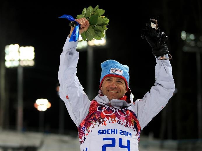 Sotchi 2014: Biathlon Sprint 10 km Siegerehrung - Ole Einar Björndalen (NOR) feiert bei der Siegerehrung - Foto: Sochi 2014 Olympic Winter Games
