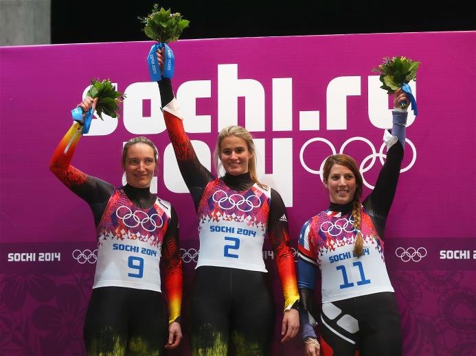 Sotchi 2014: Sliding Center Sanki - Tatjana Hüfner, Natalie Geisenberger, Erin Hamlin (v.l.) - Foto: Sochi 2014 Olympic Winter Games (http://www.sochi2014.com/en/photo-gallery-sochi-2014-flower-celebrations?photoid=0000003280)