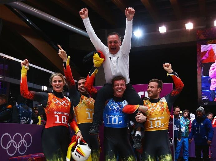Sotchi 2014: Rennschlitten - Team-Staffel - Die Olympiasieger mit dem Cheftrainer Norbert Loch - Foto: Sochi 2014 Olympic Winter Games 