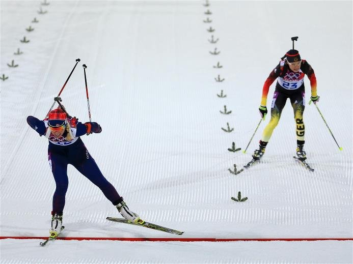 Sotchi 2014: Biathlon Massenstart 12,5 km Frauen - Evi Sachenbacher-Stehle (GER - rechts) läuft auf Platz 4 - Foto: Sochi 2014 Olympic Winter Games