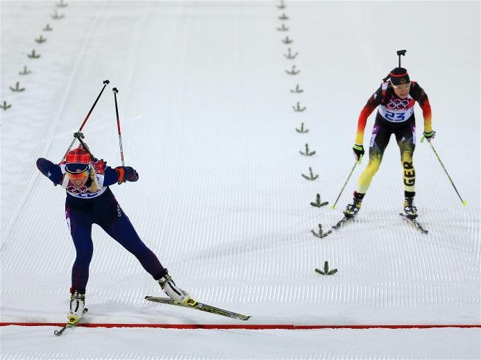 Sotchi 2014: Biathlon Massenstart Frauen 12,5 km - Der Zielsprint um Platz 3 zwischen Tiril Eckhoff (NOR) und Evi Sachenbacher-Stehle (GER) - Foto: Sochi 2014 Olympic Winter Games