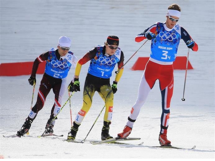 Sotchi 2014: Nordische Kombination Teamwettbewerb - Die Dreiergruppe Jörgen Graabak (NOR) vor Fabian Rießle (GER) und Mario Stecher (AUT) - Foto: Sochi 2014 Olympic Winter Games