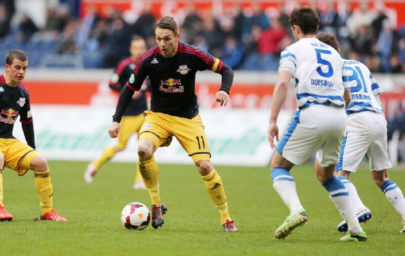 MSV Duisburg vs. RB Leipzig 2:1 - Daniel Frahn (RB Leipzig), Branimir Bajic und Nikolas Ledgerwood (Duisburg) - Foto: GEPA pictures/ Roger Petzsche
