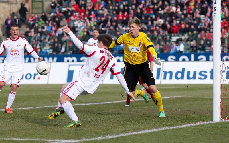 FC Rot-Weiss Erfurt vs. RB Leipzig - Dominik Kaiser (RB Leipzig) und Philipp Klewin (Erfurt) - Foto: GEPA pictures/ Roger Petzsche