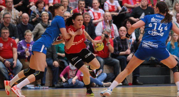 HC Leipzig: Jugendnationalspielerin Nele Reimer (links, 17) machte ihre Sache beim Thüringer HC noch am besten - Foto: Sebastian Brauner, Sportsnine