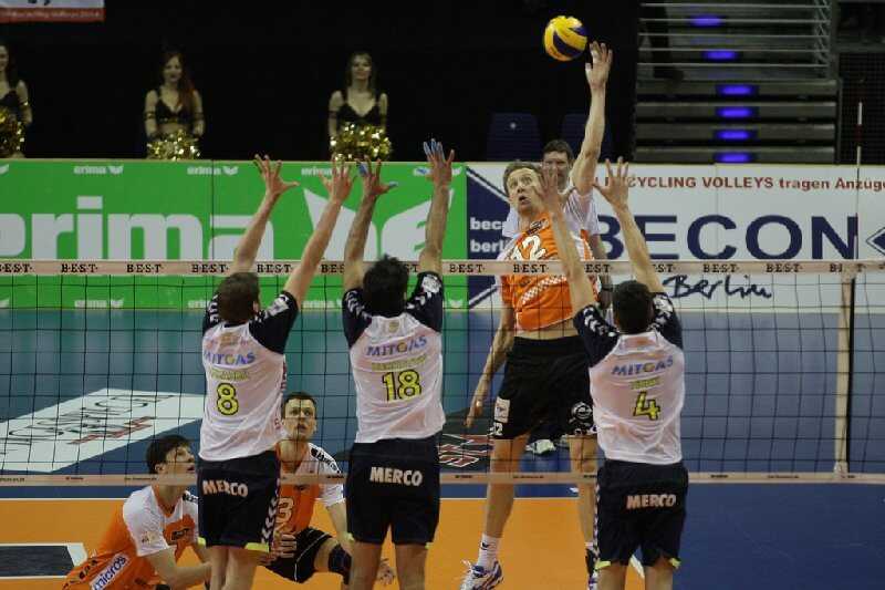 Volleyball - Playoff-Viertelfinale: Paul Carroll und die BR Volleys waren den Chemie Volleys haushoch überlegen -  Foto: Eckhard Herfet