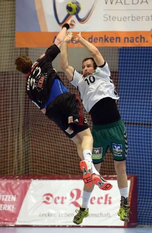 SC DHfK Leipzig mit Thomas Oehlrich bei der 18:23-Niederlage gegen HC Erlangen - Foto: Rainer Justen