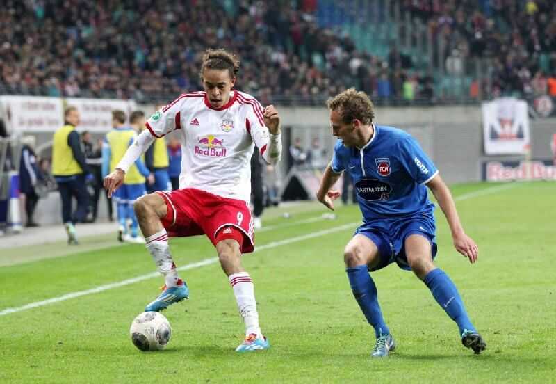 RB Leipzig vs. 1. FC Heidenheim - Yussuf Poulsen (RB Leipzig) und Julius Reinhardt (1. FC Heidenheim) - Foto: GEPA pictures/Roger Petzsche