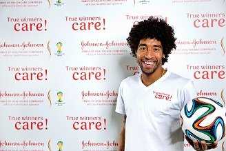 Fußball-WM 2014 Brasilien: Dante ist Botschafter der SOS-Kinderdörfer in Brasilien und sammelt im Rahmen der Kampagne "True winners care" mit der Johnson & Johnson GmbH Spenden - Foto: Johnson&Johnson GmbH Deutschland