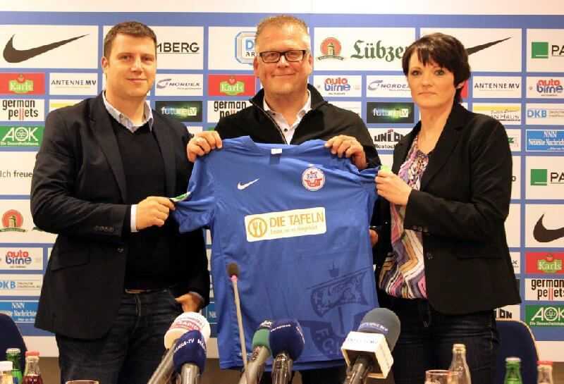Platz machen für Solidarität - F.C. Hansa Rostock unterstützt Deutsche Tafeln - (v.l.n.r.)  Michael Dahlmann (Vorstandsvorsitzender F.C. Hansa), Jochen Brühl (Vorstandsvorsitzender Bundesverband Deutsche Tafel e.V.) und Susann Kowa (Assistentin der Vertriebsleitung PALMBERG) - Foto: F.C. Hansa Rostock