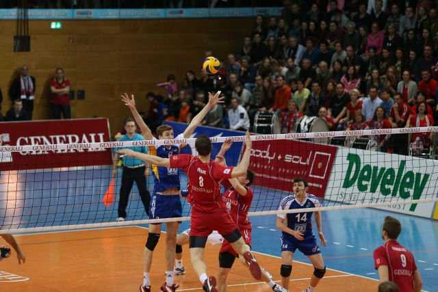 Volleyball: Playoff-Halbfinale - Am Donnerstag kommt es in der Generali Sportarena zum Duell der Volleyball-Riesen Max Günthör (Block, 2,08 m, Friedrichshafen) und Marcus Böhme (Angriff, 2,11 m, Haching) - Foto: Generali Haching/Claus Griesshammer