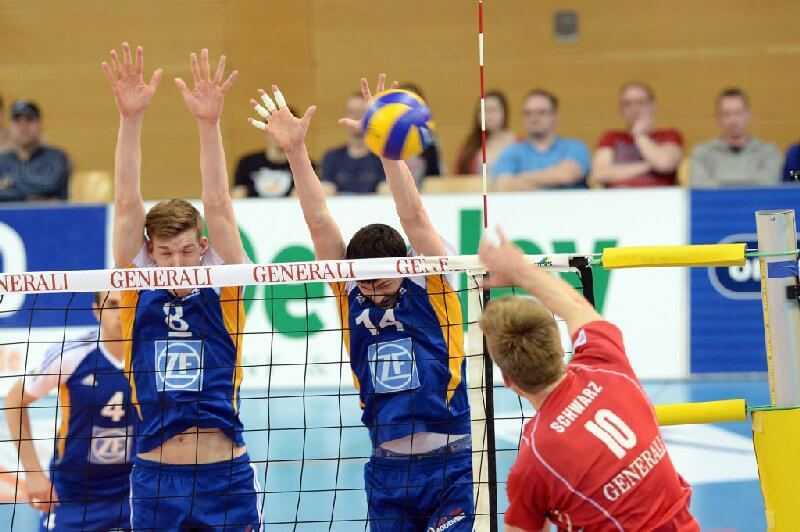Volleyball: Hachings Sebastian Schwarz gegen den „Häfler” Block Max Günthör und Baptiste Geiler -  Foto: Günter Kram