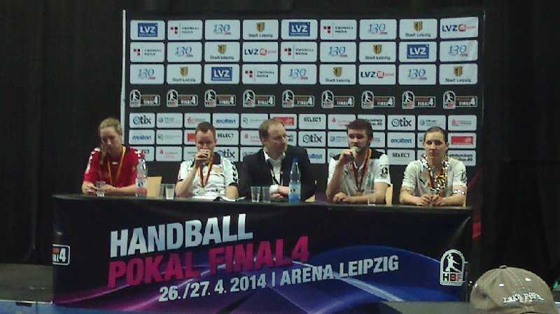 Pokal-Final4 2014 Leipzig: Final-Pressekonferenz mit Isabelle Jongenelen, Andre Fuhr (beide HSG Blomberg-Lippe), HBF-Pressesprecher Christian Ciemalla, Max Berthold, Karolina Kudlacz (beide HC Leipzig) - Foto: SPORT4Final
