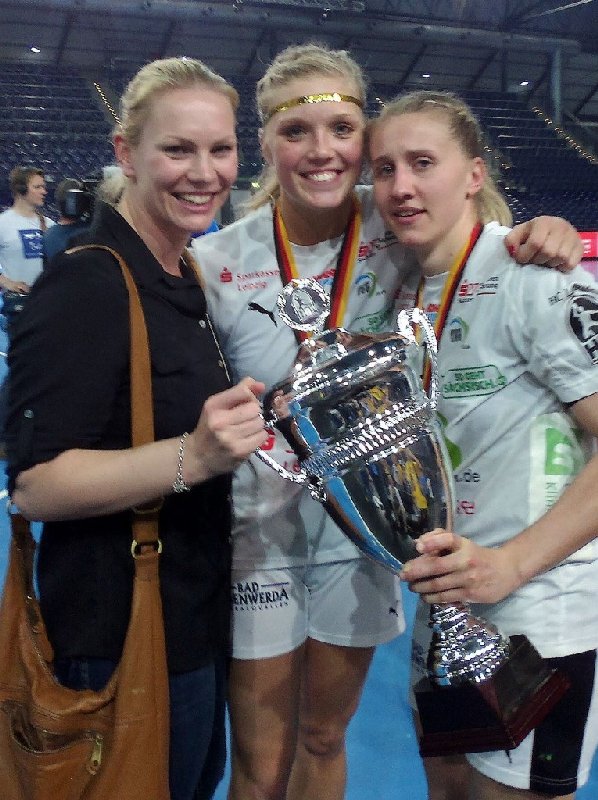 Pokal-Final4 2014 Leipzig: Glückliche Frauen vom HC Leipzig - Anne Ulbricht, Anne Hubinger und Saskia Lang - Foto: SPORT4Final