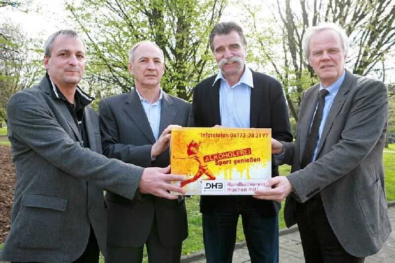 DHB: Georg Clarke (DHB-Vize Jugend, Bildung und Schule), Bernhard Bauer, Heiner Brand und Peter Lang mit Aktionsbox - Foto:  BZgA
