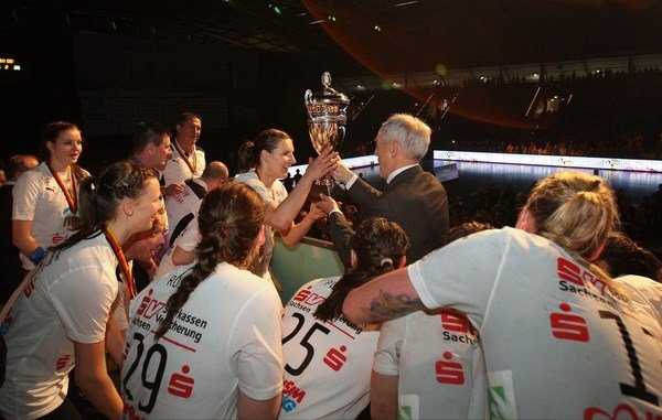 HC Leipzig: Aus den Händen von DHB-Präsident Bernhard Bauer erhielt Karolina Kudlacz den Pott - Foto: Sebastian Brauner, Sportsnine