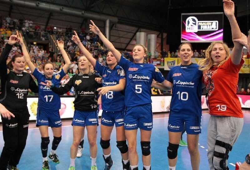 Pokal-Final4 2014 Leipzig - Halbfinale: Die Frauen der HSG Blomberg-Lippe freuen sich über ihren Finaleinzug nach dem 27:26-Erfolg gegen Bayer Leverkusen - Foto: Sebastian Brauner