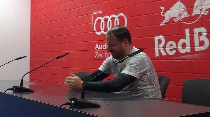 RB Leipzig: Trainer Alexander Zorniger nach der "Bierdusche" von Daniel Frahn und Timo Röttger in der Pressekonferenz - Foto: SPORT4Final