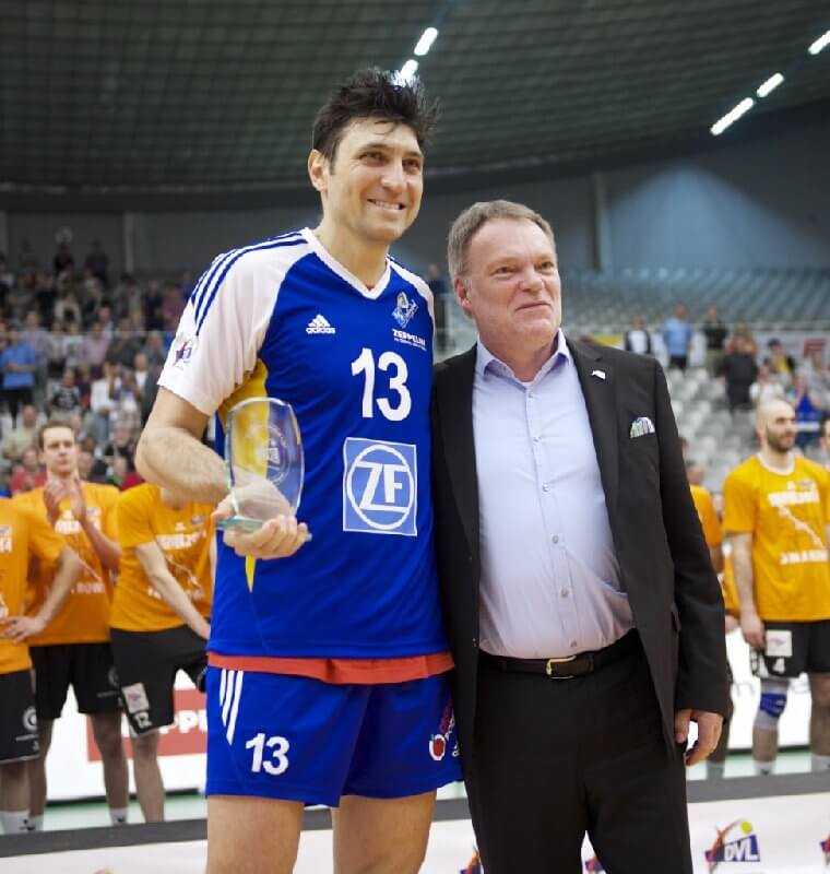 Volleyball Männer: MVP der Saison Ventzislav Simeonov mit DVL- Geschäftsführer Klaus-Peter Jung -  Foto: Guenter Kram