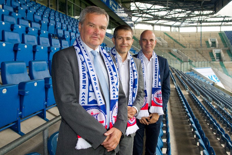 FC SCHALKE 04 ZU GAST BEI FC HANSA ROSTOCK - Armin Schlender (Geschäftsführer des Landesrates für Kriminalitätsvorbeugung Mecklenburg-Vorpommern), Thomas Abrokat (Aufsichtsratsvorsitzender F.C. Hansa Rostock), Burkhard Woelki (Direktor Unternehmenskommunikation GAZPROM Germania) - Foto: NOA