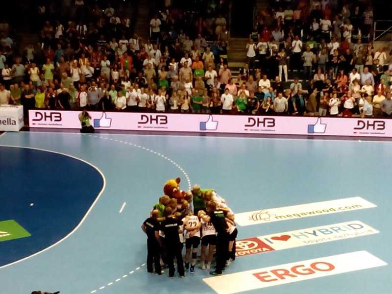 Standing ovations für DHB-Handballfrauen nach überzeugendem 31:16-Sieg gegen Mazedonien im Magdeburger „Handball-Tempel” - Foto: SPORT4Final