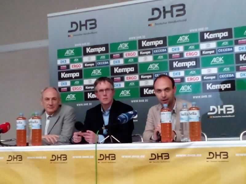 DHB: Bernhard Bauer und Bob Hanning vor Presse: Heuberger-Entscheidung am Mittwoch - Katastrophen-Szenarien sind nicht das Richtige - Bernhard Bauer, DHB-Pressechef Tim Oliver Kalle, Bob Hanning (v.l.) - Foto: SPORT4Final