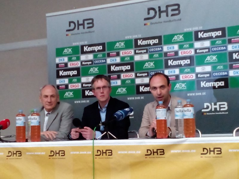 DHB: Bernhard Bauer und Bob Hanning vor Presse: Heuberger-Entscheidung am Mittwoch - Katastrophen-Szenarien sind nicht das Richtige - Bernhard Bauer, DHB-Pressechef Tim Oliver Kalle, Bob Hanning (v.l.) - Foto: SPORT4Final