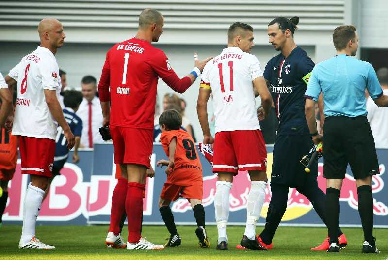Fußball: RB Leipzig besiegt Paris Saint-Germain und setzt starkes Achtungszeichen - Tim Sebastian, Fabio Coltorti, Daniel Frahn (RB Leipzig) and Zlatan Ibrahimovic (PSG). Photo: GEPA pictures/ Kerstin Kummer              
