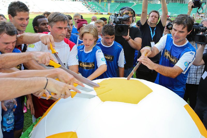 Fußball-WM 2014 für Heimkinder: Continental zum zweiten Mal Hauptsponsor - Gemeinschaftliches Anschneiden der riesigen Fußballtorte - Foto: Continental