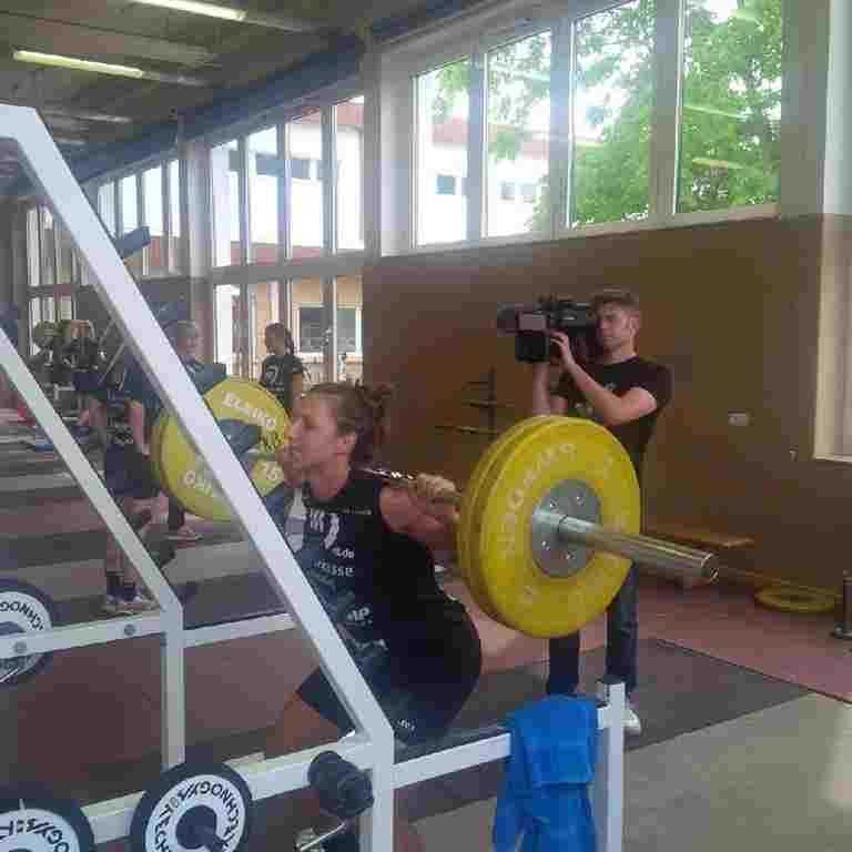 HC Leipzig arbeitet in harter Vorbereitungswoche für Titelträume - Karolina Kudlacz beim Hanteltraining im Kraftraum - Foto: Sebastian Brauner, Sportsnine