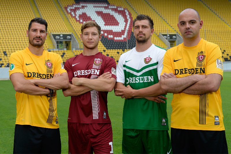 Dynamo-Profis Cristian Fiel, Robert Koch und Benjamin Kirsten sowie Enrico Prach, erster Vorsitzender der Fangemeinschaft Dynamo (v.l.) - Foto: Dynamo Dresden
