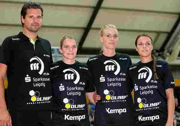 HC Leipzig: Cheftrainer Norman Rentsch mit den Neuzugängen Kaya Diehl, Anna Atladottir und Helena Hertlein - Foto: Sebastian Brauner, Sportsnine